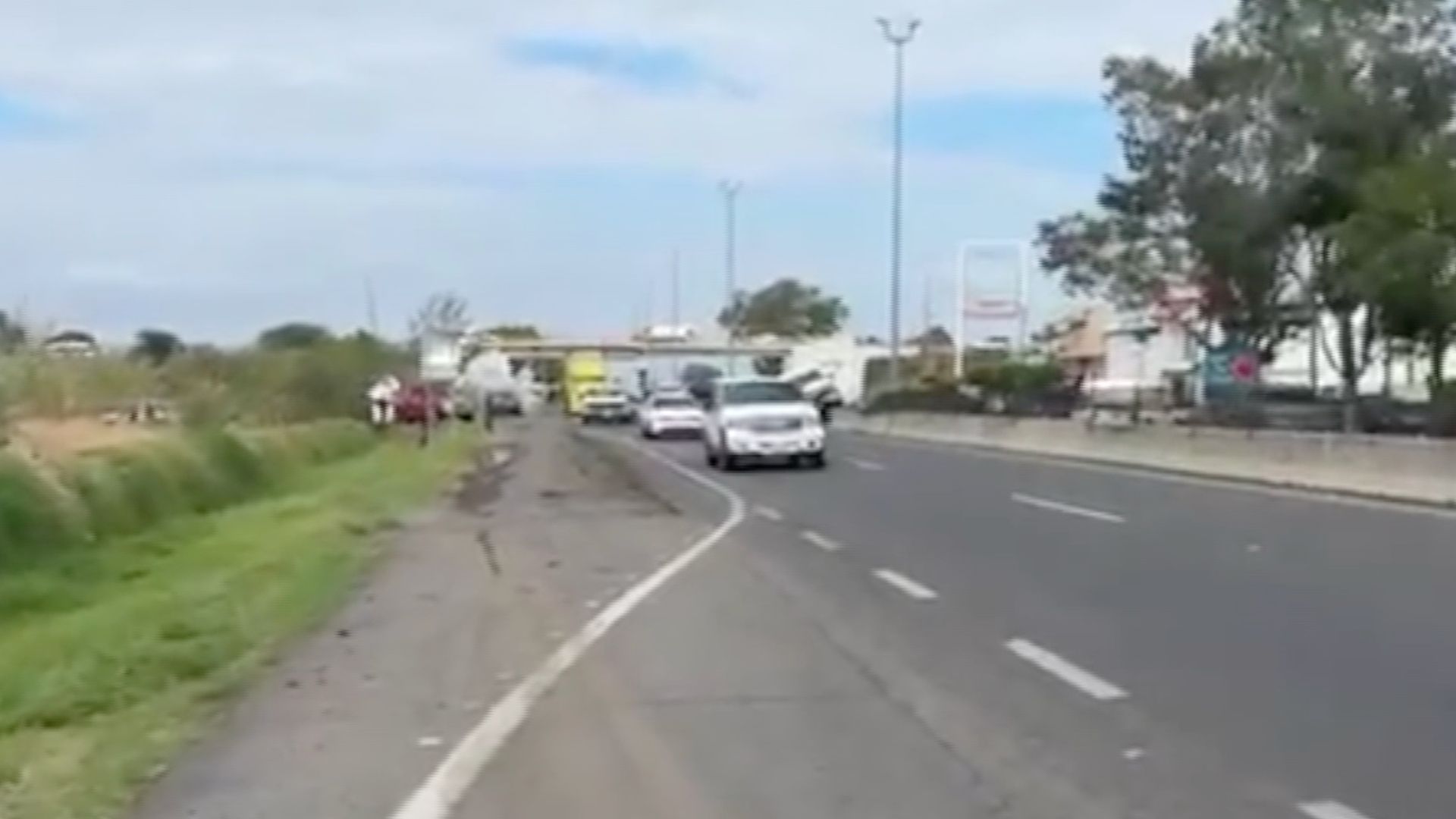 Muere conductor en plena carretera tras ser atacado a balazos.